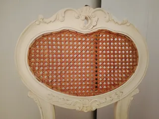 Silla vintage blanca con asiento de rejilla