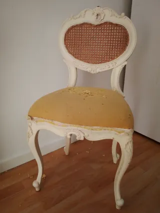 Silla vintage blanca con asiento de rejilla