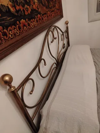 Struttura letto matrimoniale in metallo e tessuto