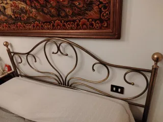 Struttura letto matrimoniale in metallo e tessuto