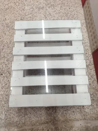 Mesa baja blanca con cristal