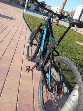 Bicicleta Eléctrica CUBE Montaña
