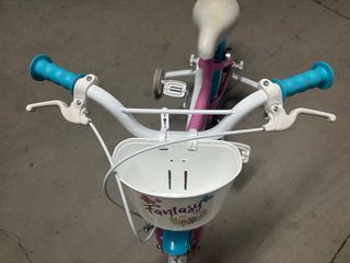 Bicicleta infantil rosa con ruedines