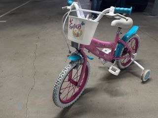 Bicicleta infantil rosa con ruedines