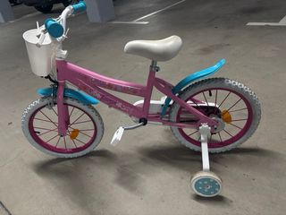 Bicicleta infantil rosa con ruedines