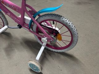 Bicicleta infantil rosa con ruedines