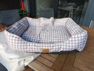 Cama para perro a cuadros, usada una vez