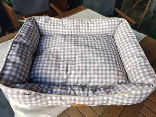 Cama para perro a cuadros, usada una vez