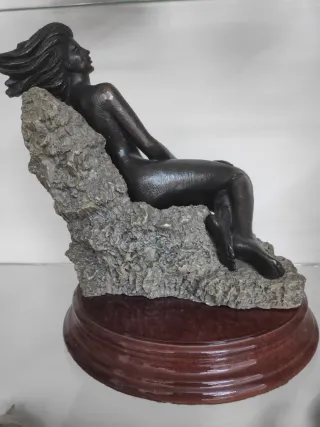 Figura de bronce mujer M. Jenserrich