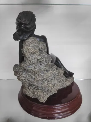 Figura de bronce mujer M. Jenserrich