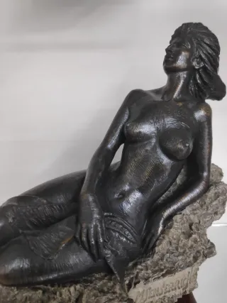 Figura de bronce mujer M. Jenserrich