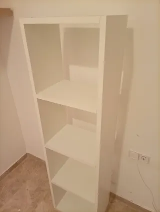 Estantería blanca de madera