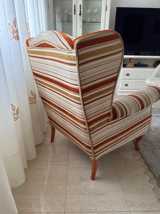 Sillón de tela a rayas , orejero