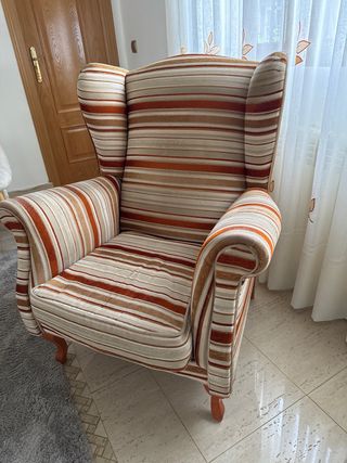 Sillón de tela a rayas , orejero