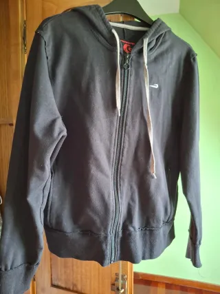 Sudadera con capucha negra