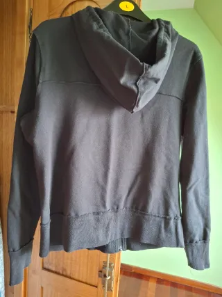 Sudadera con capucha negra