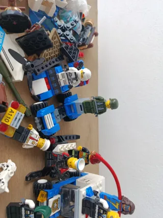 Lego: Coches de policía, figuras y piezas sueltas