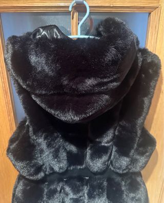 Chaleco largo con capucha negro