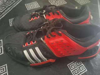 Zapatillas deportivas Adidas negras y rojas