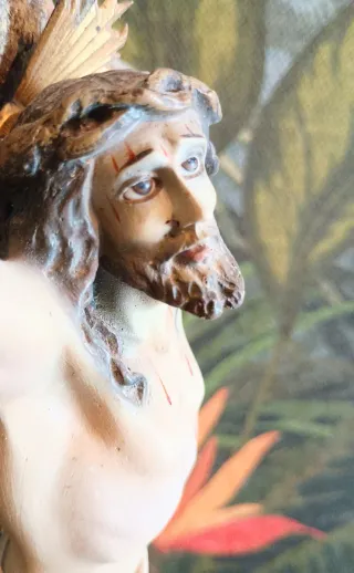 Precioso Cristo en Calvario con base de calavera