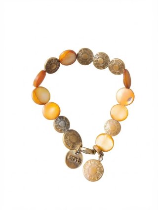 Pulsera plateada con conchas y detalles dorados