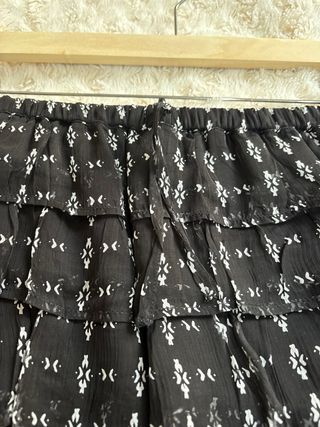 Falda pantalón negra estampada con volantes