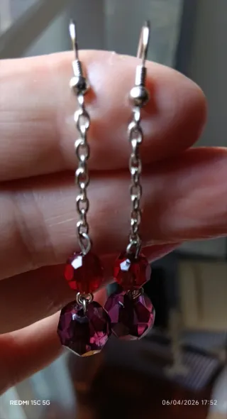 Pendientes colgantes morados y rojos