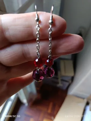 Pendientes colgantes morados y rojos