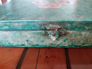 CAJA DE MADERA DECORADA CON FLORES