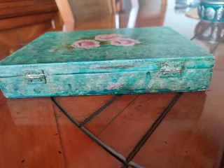 CAJA DE MADERA DECORADA CON FLORES