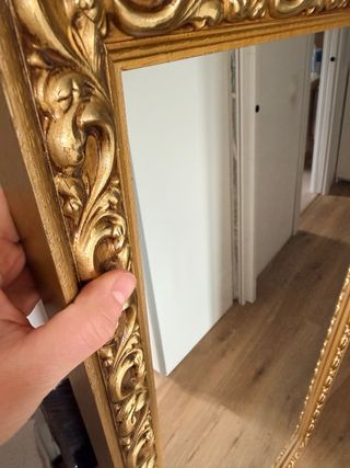 Espejo antiguo dorado con marco tallado