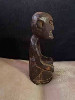 Figura de madera tallada artesanal