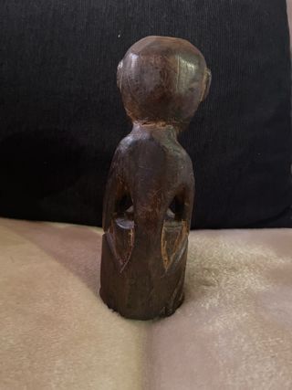 Figura de madera tallada artesanal