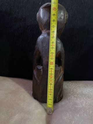 Figura de madera tallada artesanal
