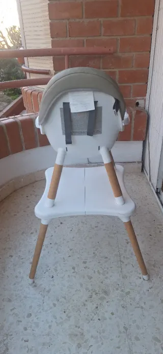 Trona de bebé con patas de madera KikkaBoo