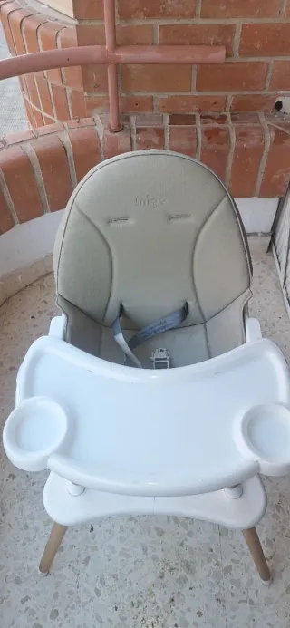 Trona de bebé con patas de madera KikkaBoo