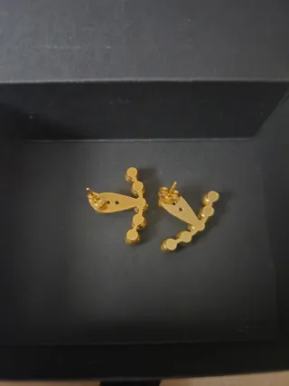 Pendientes dorados con diseño curvo