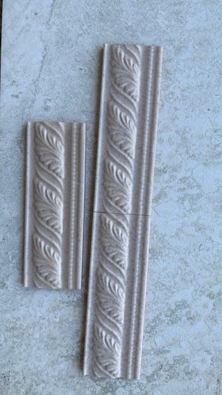 Cenefa decorativa con relieve