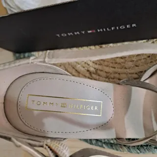 Sandalias Tommy Hilfiger Beige y Doradas