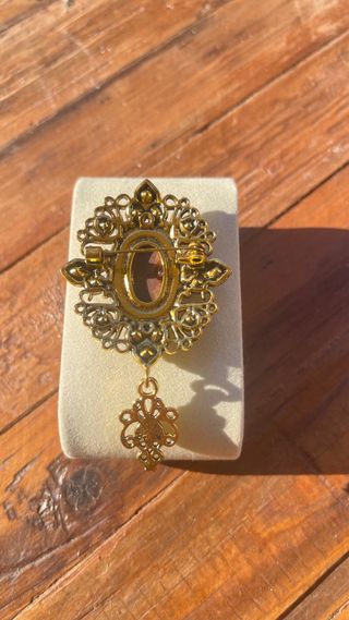 Spilla vintage cammeo con strass oro e rossi