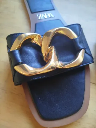 Sandalias Zara pala negras con cadena dorada T40