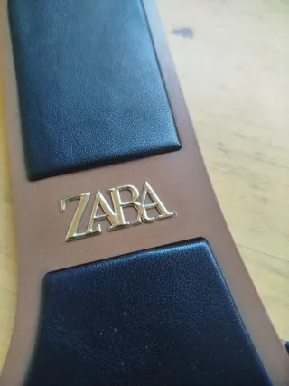 Sandalias Zara pala negras con cadena dorada T40