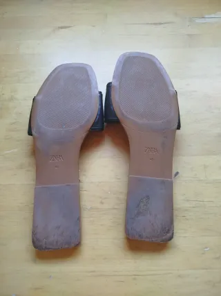 Sandalias Zara pala negras con cadena dorada T40