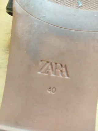 Sandalias Zara pala negras con cadena dorada T40