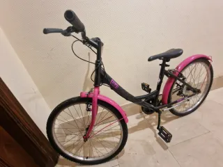Bicicleta rosa y negra