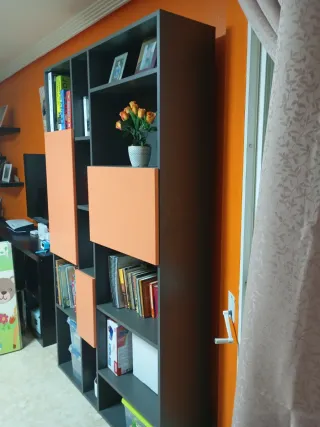 Estantería modular gris y naranja