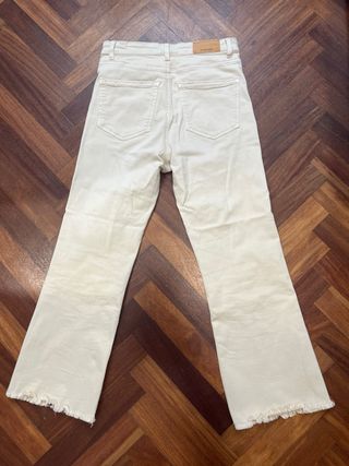 Pantalón vaquero beige flare