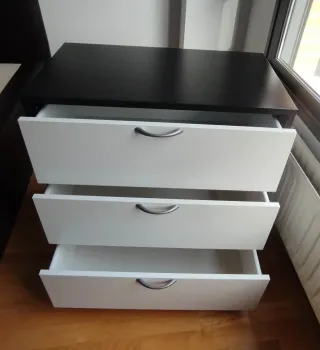 Dos cómodas o mesitas de noche con 3 cajones