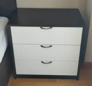 Dos cómodas o mesitas de noche con 3 cajones