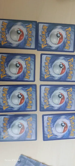 Carte Pokemon, una EX, Victini, Shelmet, e altre